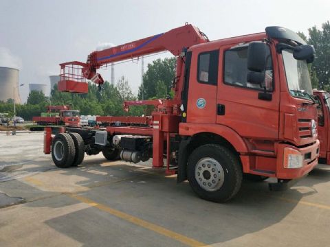 點(diǎn)擊查看詳細(xì)信息<br>標(biāo)題：6.3噸大運(yùn)隨車吊 閱讀次數(shù)：1932
