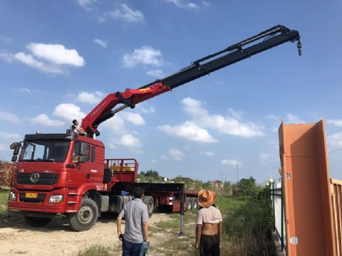 點擊查看詳細信息<br>標題：30噸折臂吊 閱讀次數(shù)：2629